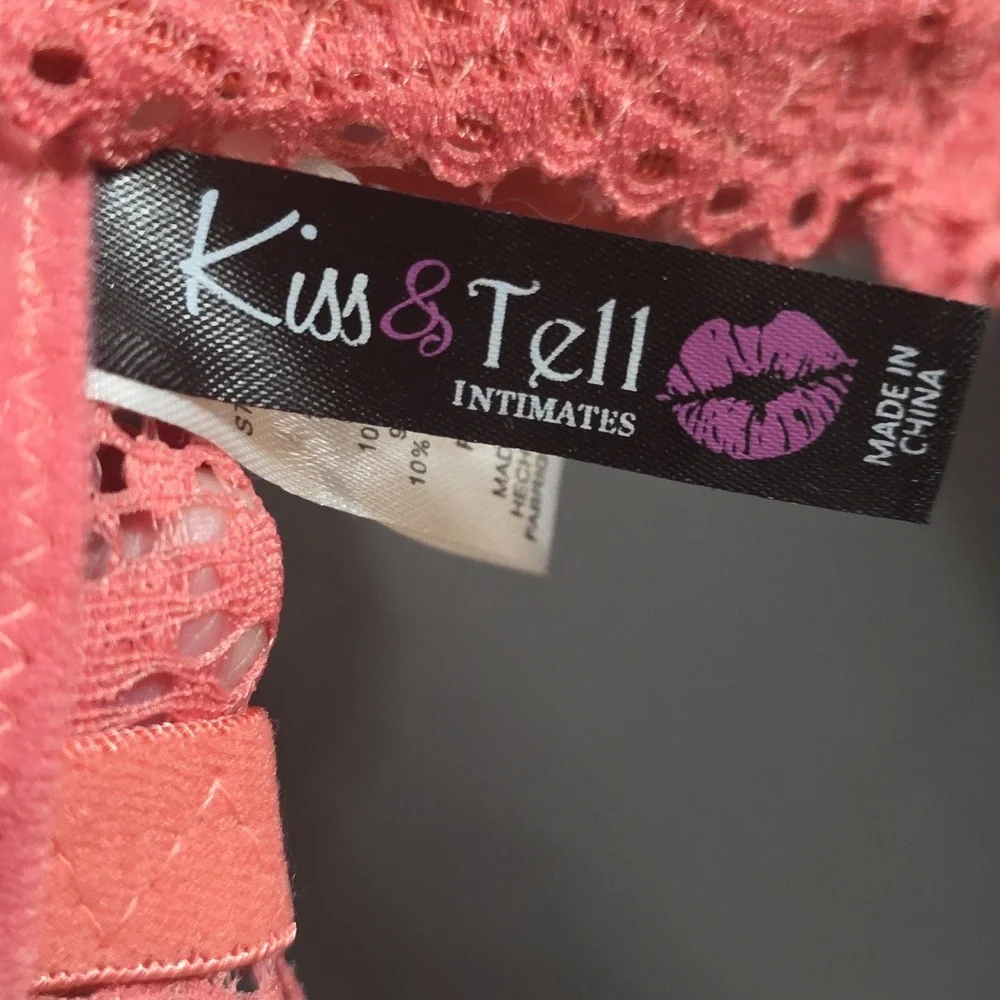 Kiss & Tell Intimates Women's Bra Coral Lacy Underwire‎ Padded Sz 44D EUC